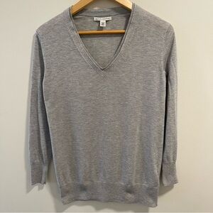 Banana Republic Women’s V-neck silk/cotton Sweater in Gray, Petite M